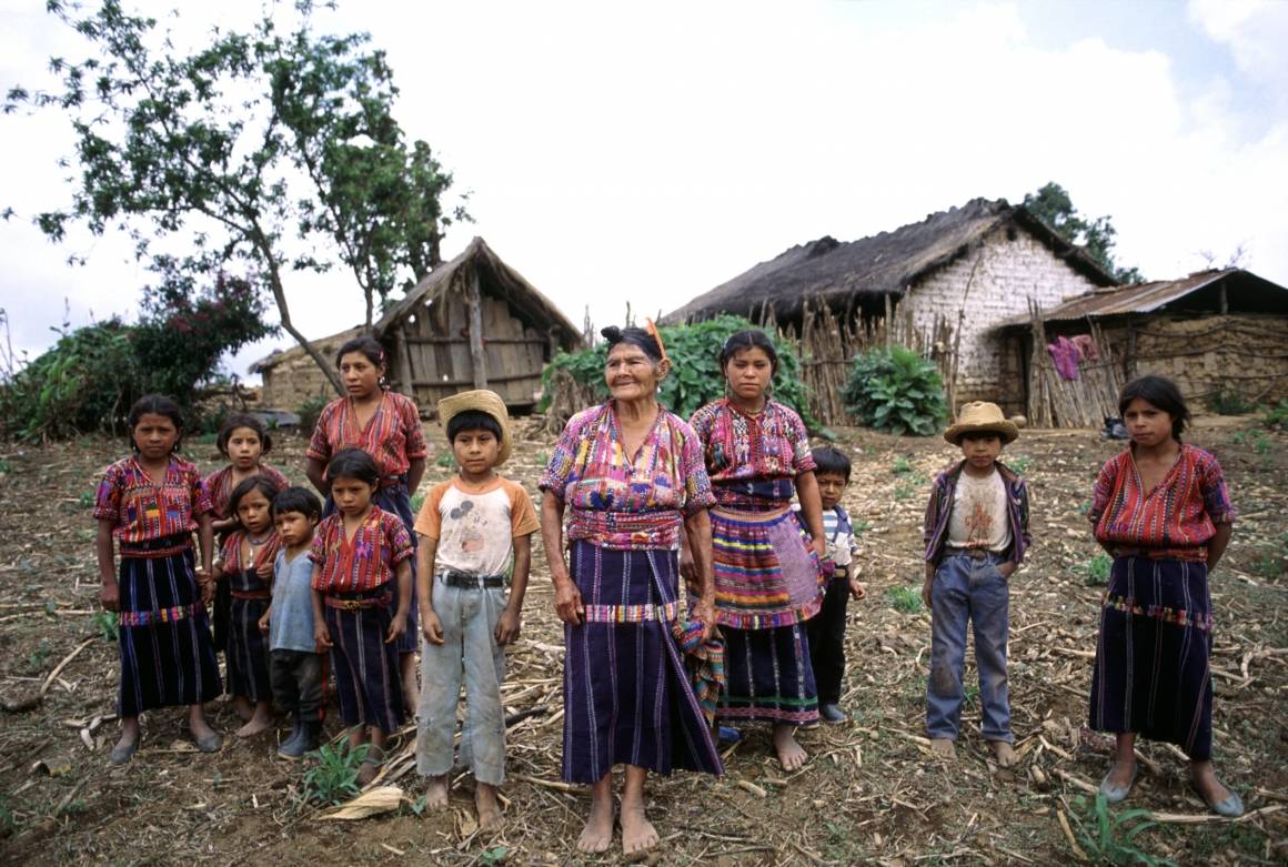 En Cakchiquel familie i Patzutzun, Guatemala. Foto:UN photo /John Isaac 1993